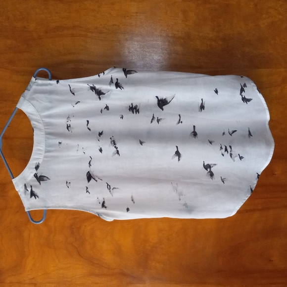 Nue Options White V-Neck Pleated Blouse With Bird Print *MED* - Picture 5 of 8